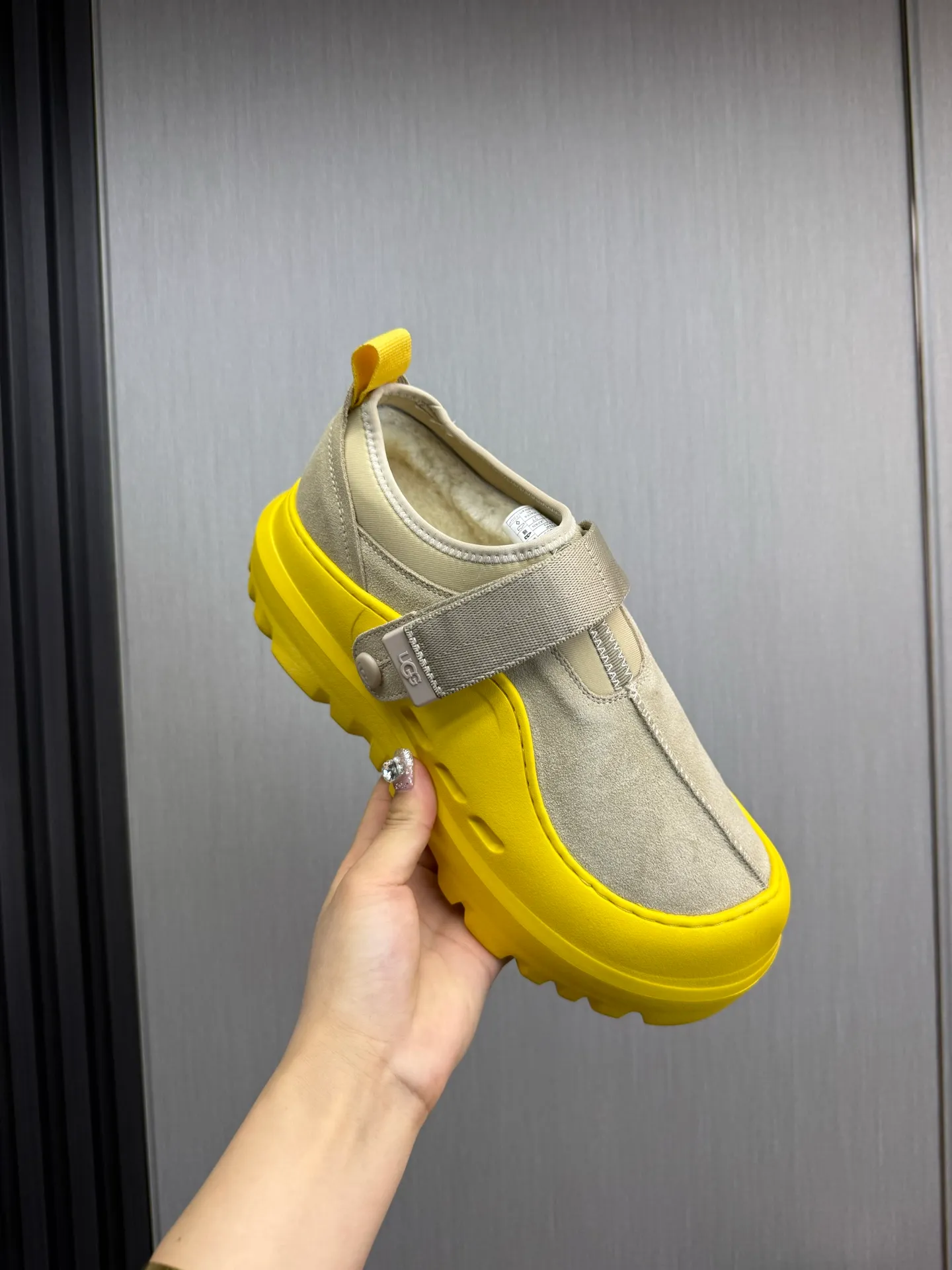 Men's shoes💰580💰Couples💖 New UGG fur integrated men's simple and fashionable snow boots. The most worth buying at the end of this year are warm casual shoes. Whether you are out and about at home, their comfortable and warm performance will be your most suitable fashion companion! The material is cowhide upper and imported wool is used inside. Warm and comfortable! The eva+ rubber patch outsole is cushioned, non-slip and wear-resistant, and has good elasticity. It is light and wear-resistant, comfortable and soft, and the new simple cut is more fashionable. It has both practicality and fashion sense, so you no longer have to worry about how to match it in winter, while still maintaining your fashionable taste. High-quality genuine wool. Look at the details for the material! Size: 35-40-41-42-43-44-44 sneaker size